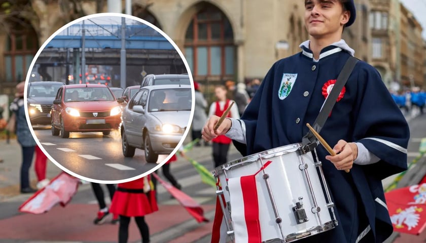 Radosna Parada Niepodległości, w kółku samochody stojące w korku