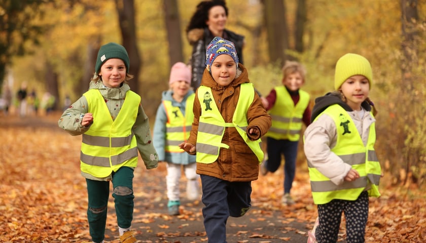 Biegnące przedszkolaki w Parku Szczytnickim