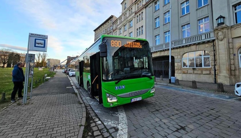 Autobus aglomeracyjny kursujący do Siechnic.