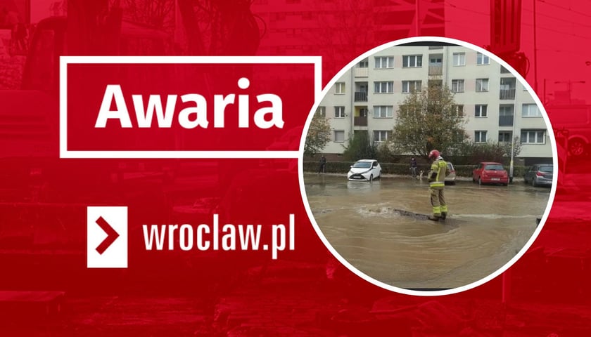 Napis awaria na czerwonym tle, w kółku strażak na ulicy Inowrocławskiej zalanej wodą