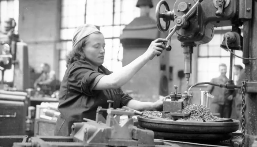 Kobiety pracujące przy produkcji wagonów we wrocławskim Pafawagu. Rok 1950
