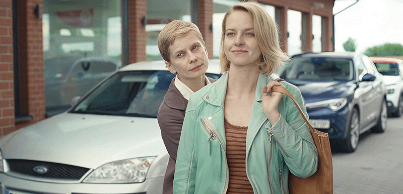 Marta Nieradkiewicz i Magdalena Cielecka stoją obok siebie, kadr z filmu „Lęk”