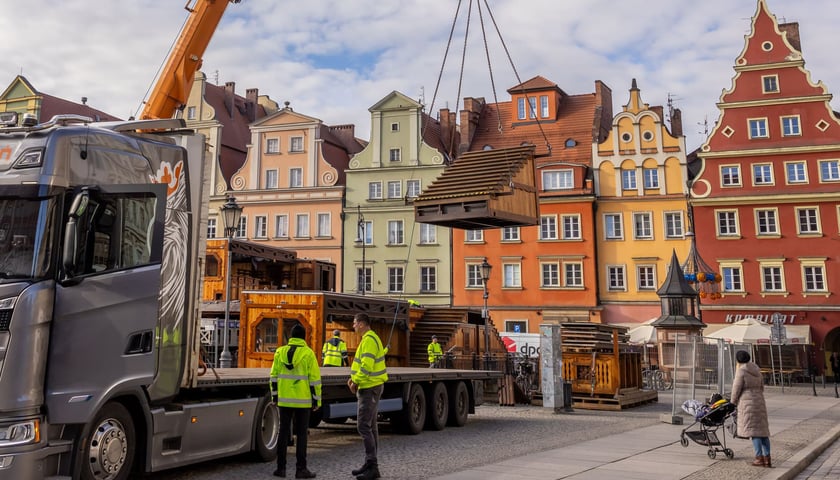 Budowa Jarmarku Bożonarodzeniowego na wrocławskim Rynku
