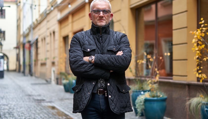 Mariusz Konecki stoi z założonymi przed sobą rękoma
