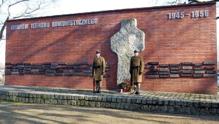 Pomnik poświęcony ,,Ofiarom terroru komunistycznego 1945-1956'' stojący na Cmentarzu Osobowickim