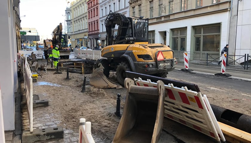 Prace nad naprawą uszkodzenia rury na ul. Ruskiej, zdarty asfalt na ulicy