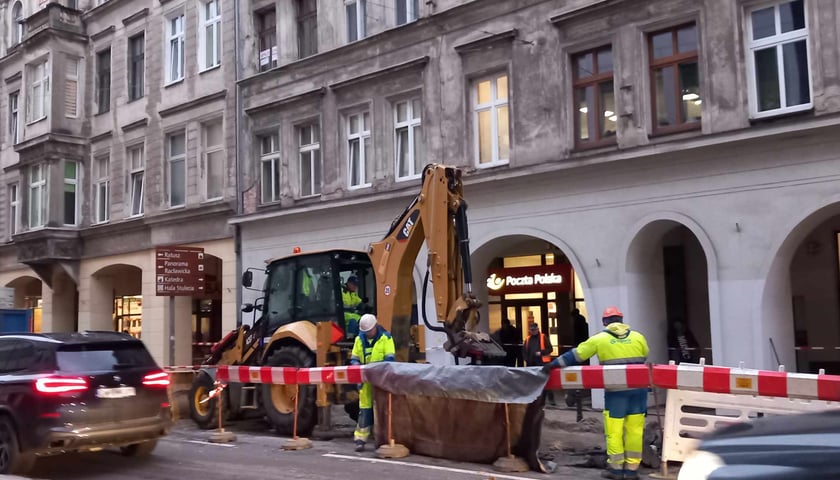 Ulica Ruska we Wrocławiu - trwa usuwanie awarii wodociągowej