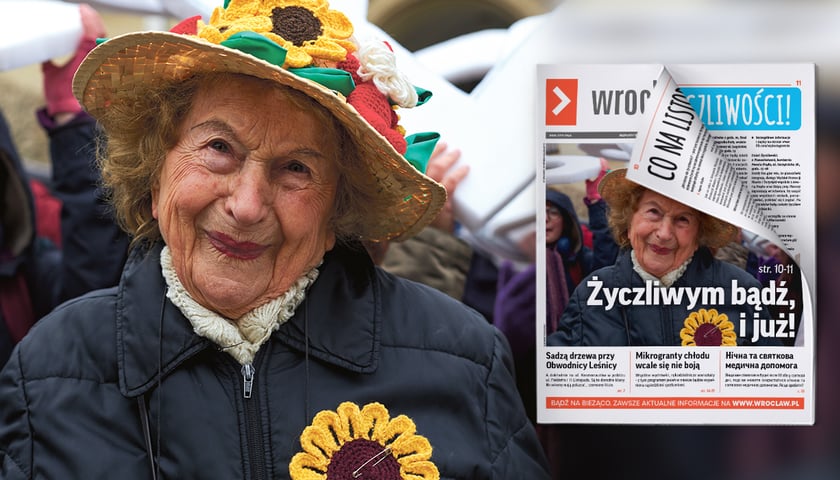 Wrocławska seniorka pani Iza w kapeluszu z żółtymi słonecznikami i z kwiatem słonecznika przypiętym do płaszcza podczas Dnia Życzliwości w roku 2023