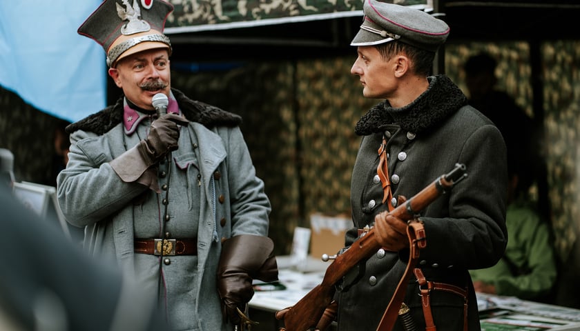 Na zdj. grupa rekonstrukcji historycznej z zeszłorocznego spaceru w Dzień Niepodległości WrocWalk 2022