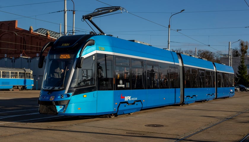 Niebieski tramwaj Moderus - taki może jeździć na Jagodno, gdy powstanie trasa tramwajowa