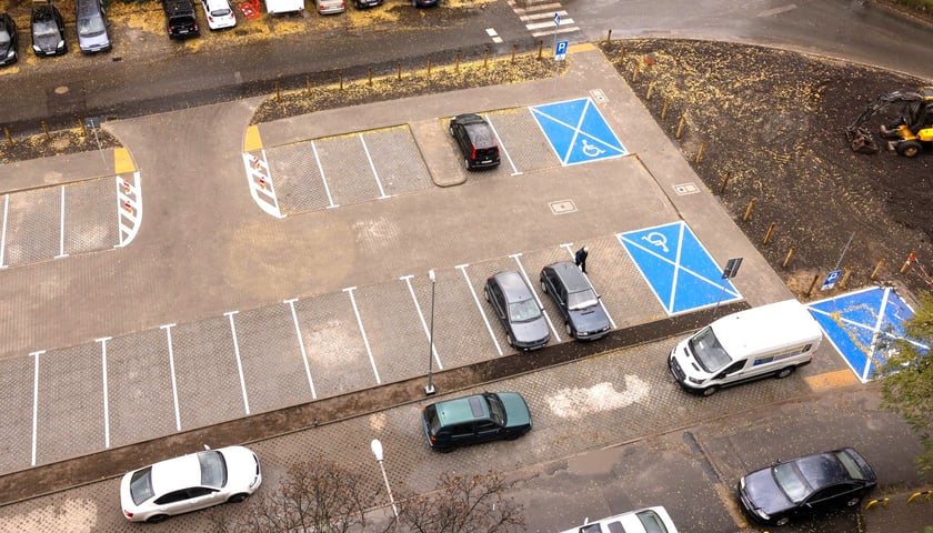 Parking przy ul. Krynickiej widziany z góry. W najbliższych dniach przybędzie tu osiem nowych drzew. 