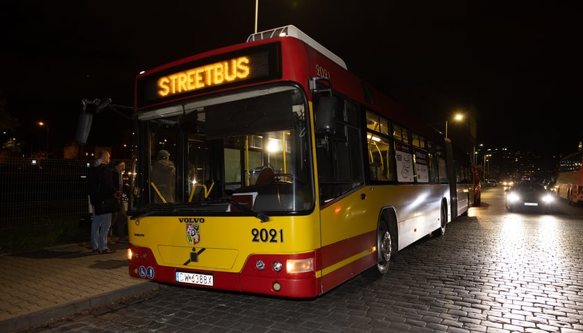Na zdjęciu zaparkowany autobus MPK Wrocław z napisem STREETBUS wieczorem