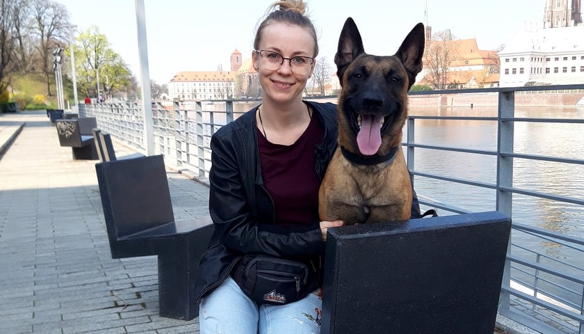 Behawiorystka Justyna Jaroń ze swoim psim pupilem podczas spaceru na bulwarach Dunikowskiego we Wrocławiu
