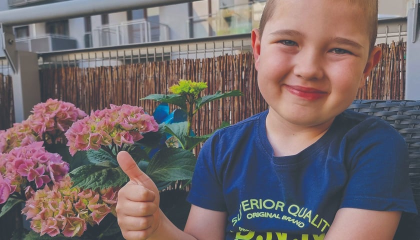 Dziadek z babcią są dla mnie bardzo ważni, lubię spędzać z nimi czas, jeździć na wycieczki i bawić się na placu zabaw. Jeśli chcemy to robić, to wszyscy muszą się zaszczepić – mówi 6-letni Kuba z Wrocławia. 
