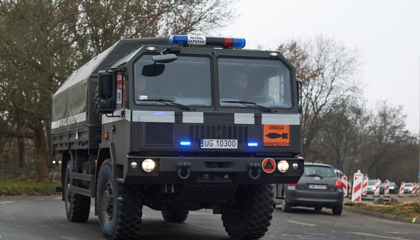 Brązowy wóz patrolu saperskiego na ulicy (zdjęcie ilustracyjne)