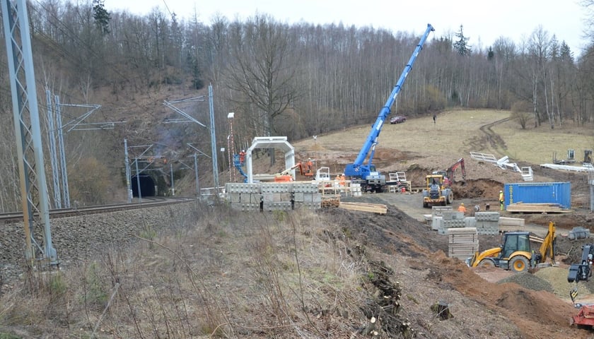Plac budowy przy tunelu w Trzcińsku