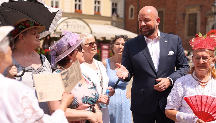 Prezydent Jacek Sutryk z uczestniczkami Urodzin Fredry