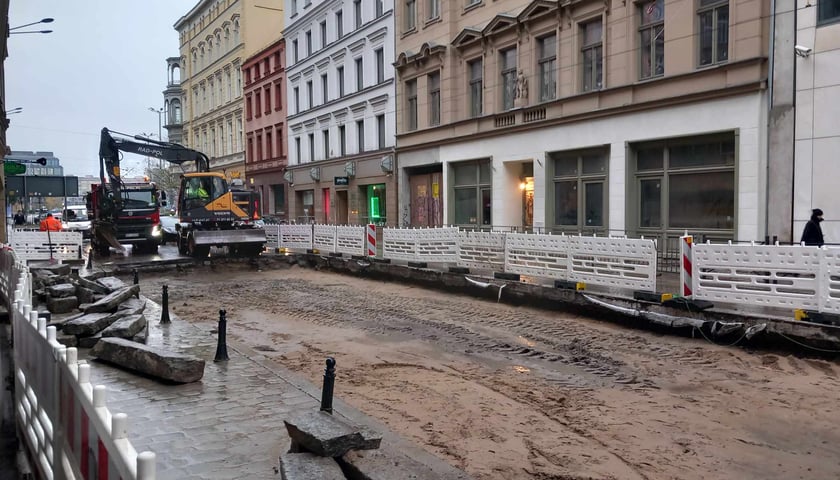 Ul. Ruska po awarii wodociągowej, samochody jeżdżą buspasem, dwa pasy wyłączone z ruchu, trwają prace