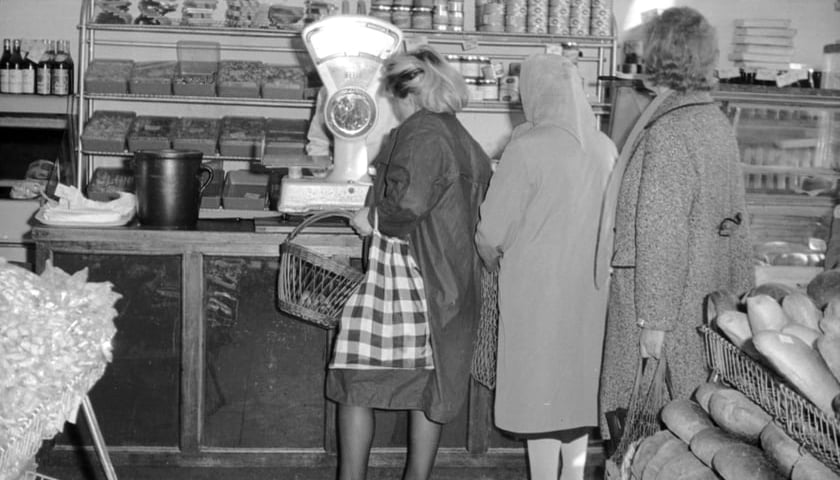 Sklep - rok 1966. Na zdjęciu trzy kobiety - klientki stoją przed ladą