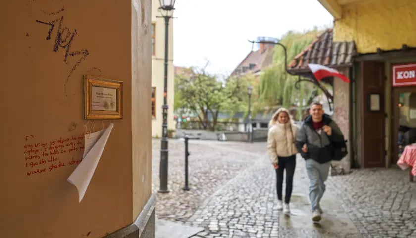 Przejście między pl. Solnym a ul. Szajnochy z Punktem Wymiany Poezji, czyli ramką, do której przypięta jest kartka z wierszem   