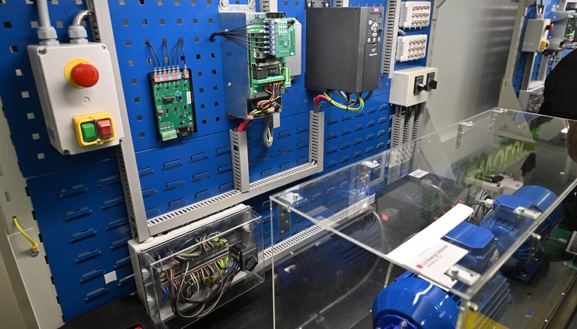 <p>Laboratorium elektromobilności na Politechnice Wrocławskiej&nbsp;</p>