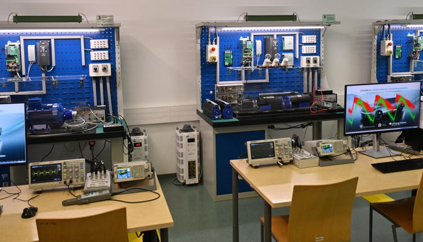 Stanowiska w laboratorium elektromobilności na Politechnice Wrocławskiej 