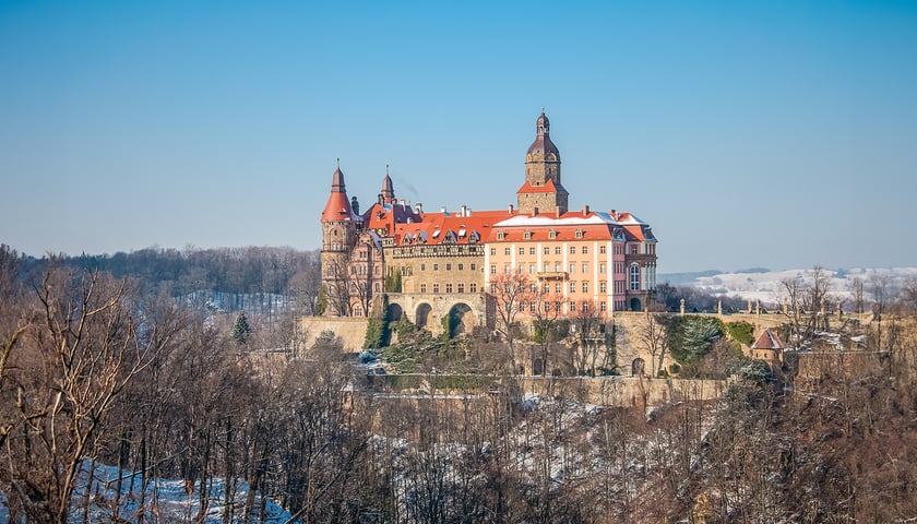 Na zdjęciu widok  na Zamek Książ w Wałbrzychu podczas zimy. Gdzie na zimę na Dolnym Śląsku? Sprawdź!