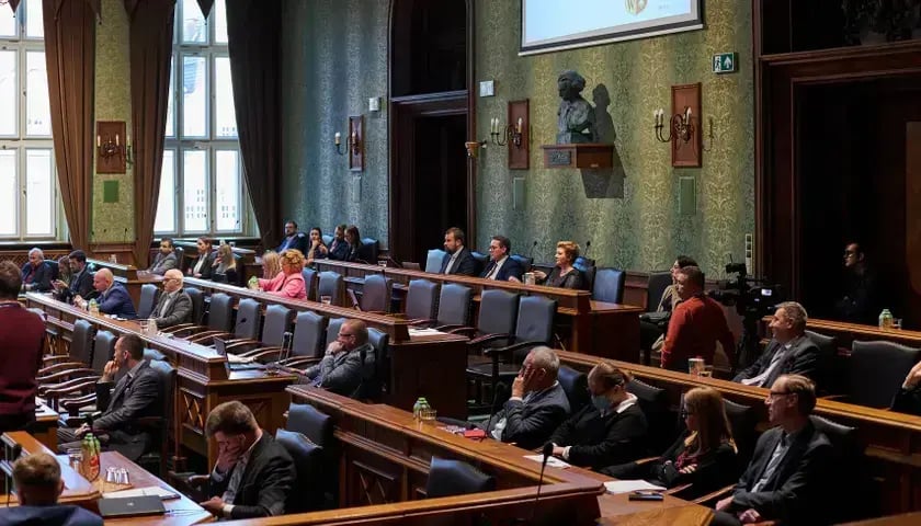 Kobiety i mężczyźni w sali sesyjnej wrocławskiego ratusza