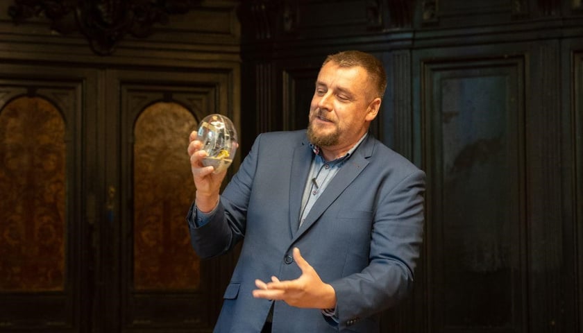 <p>Jan Gruszczyński, wsp&oacute;łautor wynalazku, kt&oacute;ry bada parametry wody</p>
