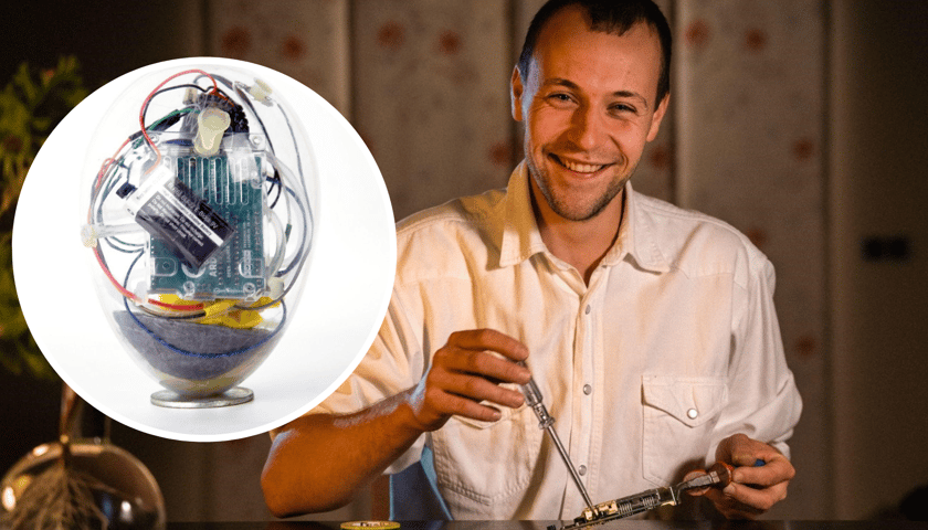 Mężczyzna w białej koszuli siedzi przy stole, w dłoni trzyma śrubokręt - Jan Błotnicki, współautor wynalazku, który bada parametry wody (zdjęcie główne); urządzenie do badania wody w kształcie jaja, widoczne są kolorowe kable (zdjęcie w kółku)  