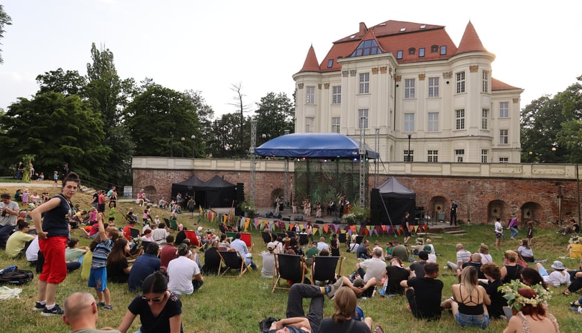 Zamek w Leśnicy podczas jednego z wydarzeń plenerowych