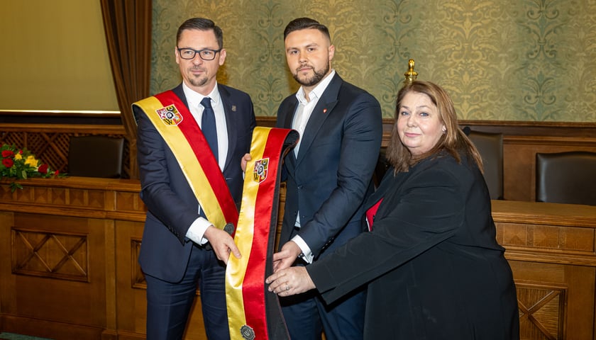 Czwartkową sesję Rady Miejskiej Wrocławia otworzyło ślubowanie nowego radnego. Mateusz Jędrachowicz objął mandat zwolniony przez Jolantę Niezgodzką, która została wybrana do Sejmu.