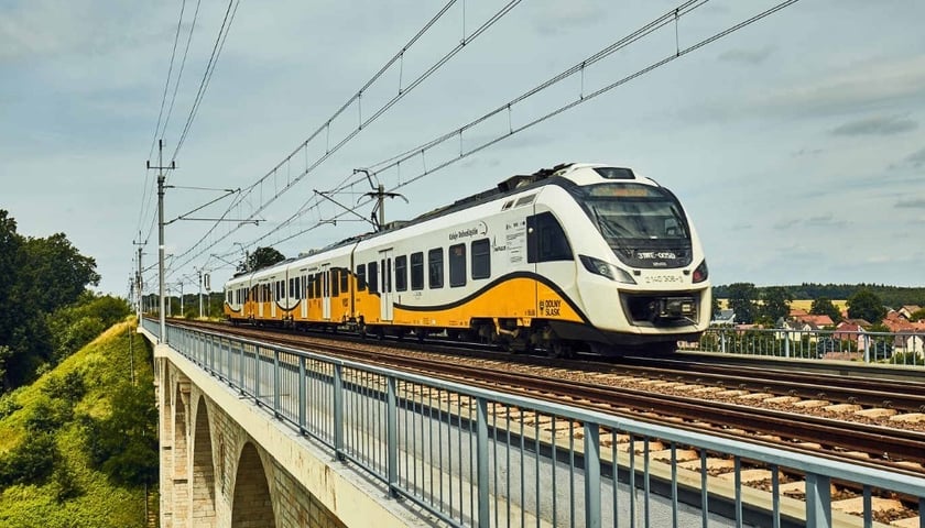 Pociąg Kolej Dolnośląskich. Zdjęcie ilustracyjne