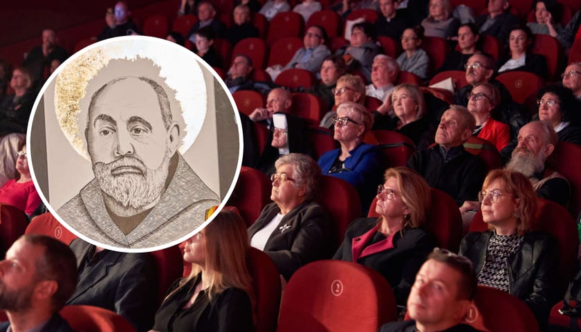 Tłum ludzi siedzących podczas uroczystych obchodów 40-lecia Koła Wrocławskiego Towarzystwa Pomocy im. św. Brata Alberta, 24 listopad 2023 (zdjęcie główne), wizerunek św. Brata Alberta - obraz, który prezydent Wrocławia Jacek Sutryk podarował Towarzystwu z okazji 40-lecia działalności  (zdjęcie w kółku)