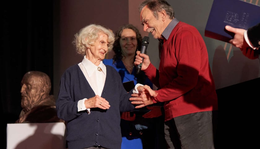 <p>Obchody 40-lecia Koła Wrocławskiego Towarzystwa Pomocy im. św. Brata Alberta, 24 listopad 2023. Jacek Sutryk i Bohdan Aniszczyk wręcza medal medal&nbsp;Jolancie Kamińskiej.</p>