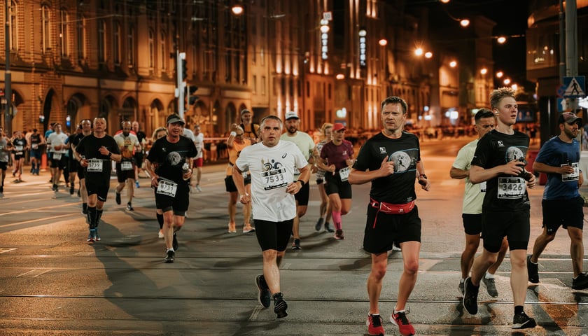 Biegacze podczas 9. Nocnego Wrocław Półmaratonu z 2023 r.