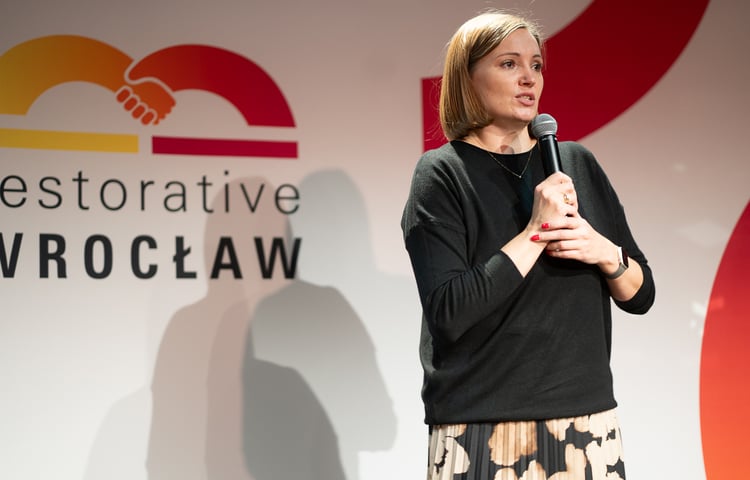 Ewa Żmuda z Wrocławskiego Centrum Integracji, Gala Sprawiedliwości Naprawczej 2023 we Wrocławiu