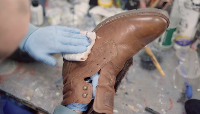 Przekazane podczas zbiórki buty zostaną odnowione w warsztacie Pucybutów. Na zdjęciu but podczas profesjonalnego czyszczenia.