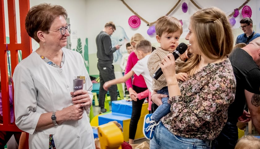 Prof. Barbara Królak-Olejnik, kierownik Kliniki Neonatologii Uniwersyteckiego Szpitala Klinicznego we Wrocławiu wraz z małym pacjentem i jego mamą