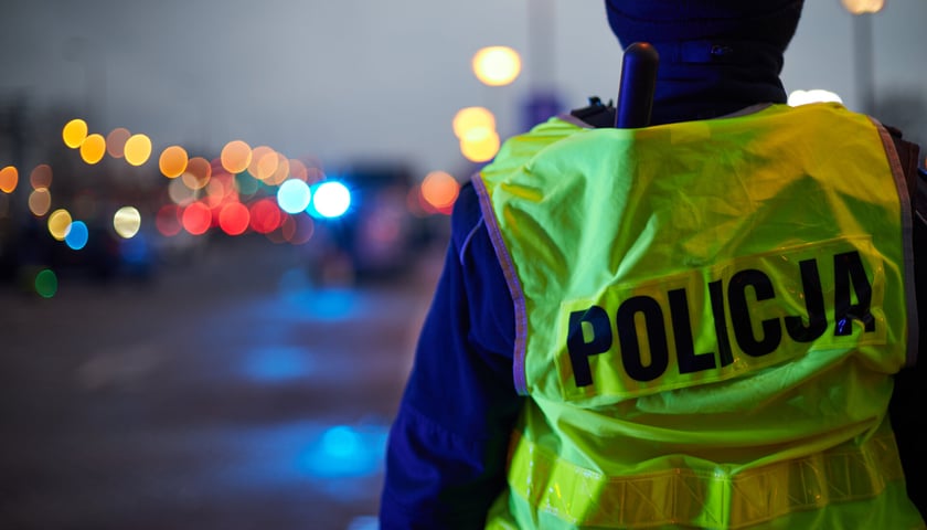 policjant w kamizelce odblaskowej, zdjęcie ilustracyjne 