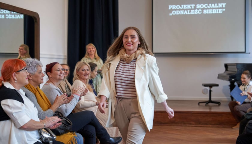 <p>Pokaz mody - finał projektu "Odnaleźć siebie"</p>