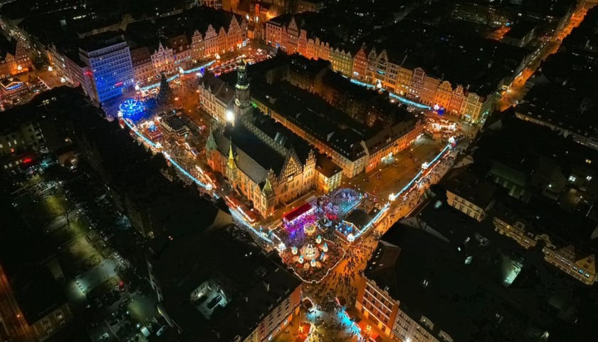 Jarmark Bożonarodzeniowy w Rynku wieczorem na zdjęciu z drona