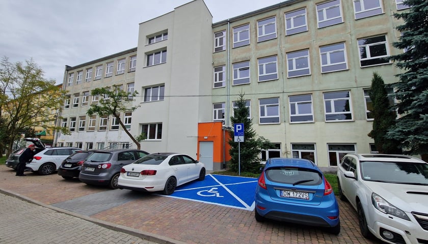 Przebudowa i remont Szkoły Podstawowej nr 98 przy ul. Sycowskiej 22a