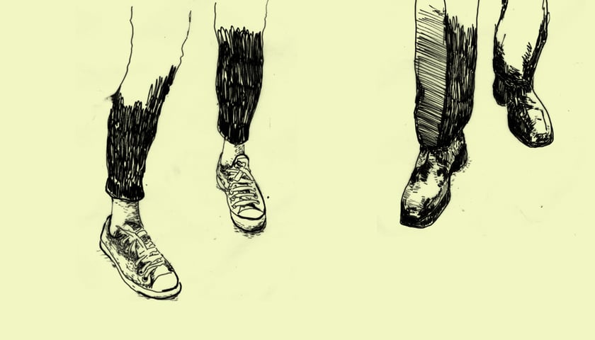 Nogi dwóch stojących, rozmawiających ze sobą postaci. Grafika ilustracyjna.