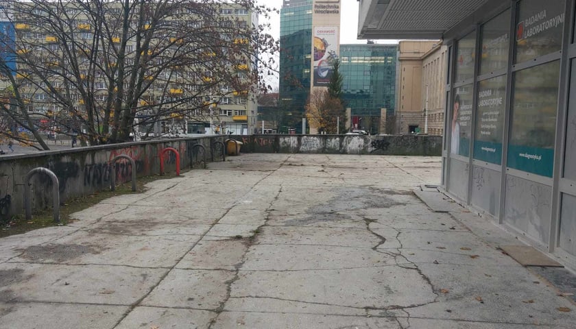 <p>Trwa rozbi&oacute;rka esplanady na placu Grunwaldzkim</p>