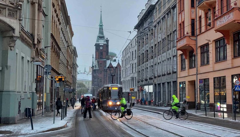 Zima we Wrocławiu, na zdjęciu tramwaj i ruch uliczny