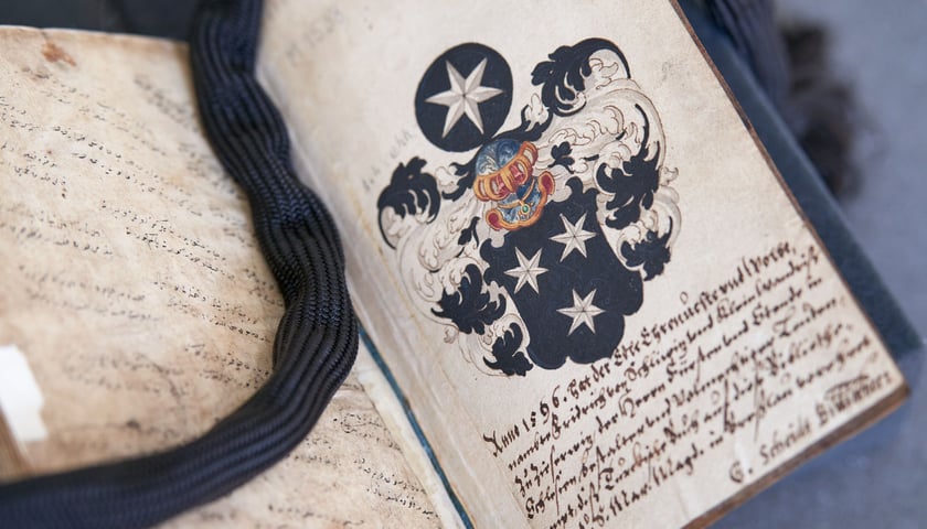 <p class="MsoNormal">Turecki rękopis z XVI wieku, herb donatora&nbsp;Fridricha von Schliewitza wykonany przez wrocławskiego artystę Matthiasa Heintzego</p>