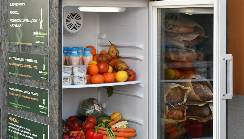 Foodsharing to inicjatywa, która ma na celu zapobieganie marnowaniu żywności. Sprawdź, gdzie znajdują się lodówki społeczne we Wrocławiu i co można do nich włożyć!