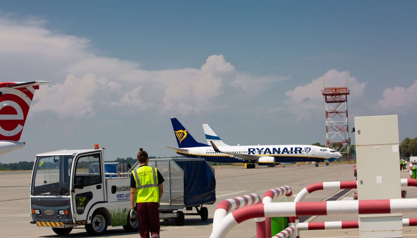 Samolot Ryanair na wrocławskim lotnisku.