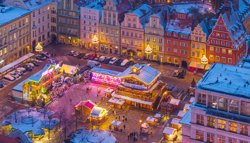 Jest magicznie i bajkowo! Zobaczcie Jarmark Bożonarodzeniowy w zimowej scenerii (wideo)